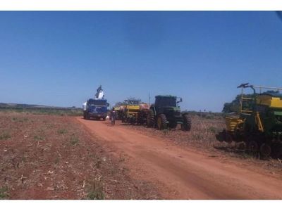 Sojeros  cultivan en las tierras entregadas  a los carperos
