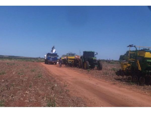 Sojeros cultivan en las tierras entregadas a los carperos