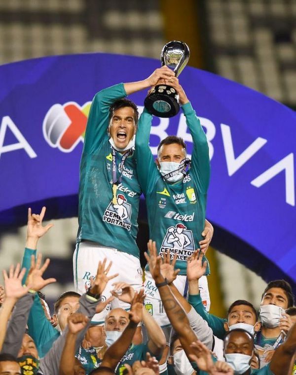 León logra octavo título en México con goles de argentino Gigliotti y colombiano Moreno