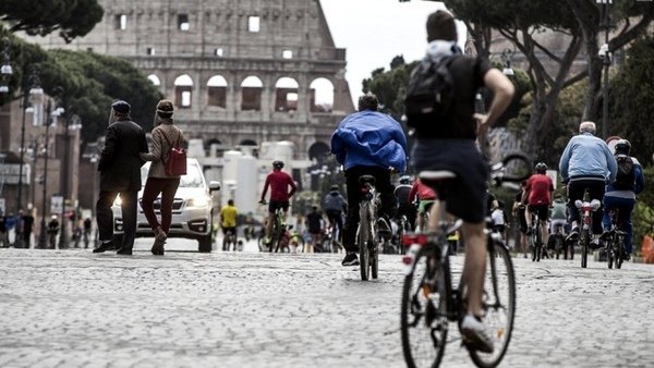 Italia analiza nuevas restricciones tras un fin de semana de "descontrol" por las compras navideñas | .::Agencia IP::.