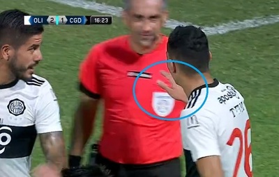 Jugador olimpista quiso "festejar" con el árbitro
