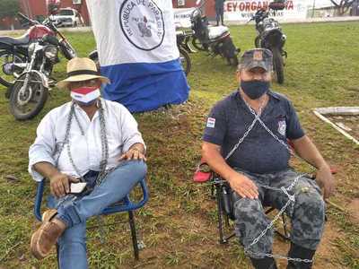 Guardiacárcel del Penal de Coronel Oviedo se encadena para exigir mejores condiciones laborales » Ñanduti