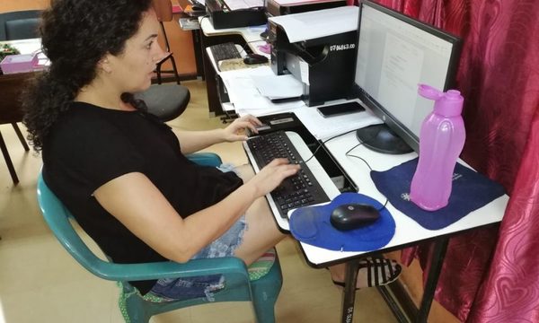 «Como en casa», funcionaria en shortcito en oficina de la Dirección de Educación