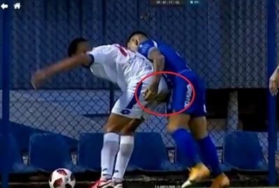 Futbolista pide disculpas luego de tocarle el trasero al rival