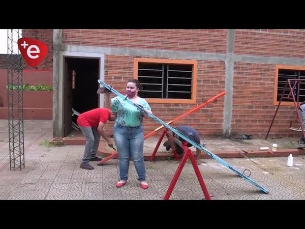 VOLUNTARIOS REPARAN PARQUE DE JUEGOS EN EL HOGAR ''PICHE ROGA''