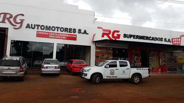 Solitario delincuente roba dinero y una pistola de una playa de venta de vehículos