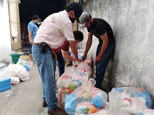 Gobierno asiste con kits de alimentos a pescadores, carreros y pacotilleros | .::Agencia IP::.