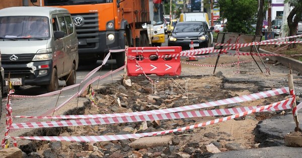 La Nación / Bloquean calles por hundimiento de asfalto y árboles caídos