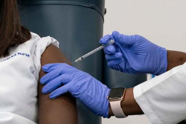 Coronavirus: una enfermera de Nueva York, la primera vacunada en EE.UU. | .::Agencia IP::.