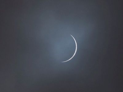El eclipse total de Sol pasa por Chile y Argentina contra viento y lluvia