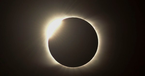 La Nación / Cae la noche en pleno día por eclipse total de sol en Chile y Argentina