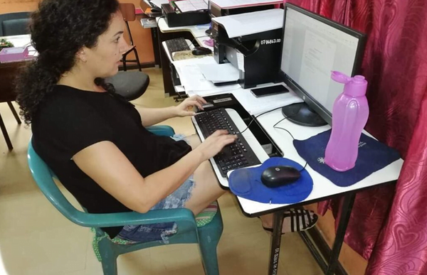 Indignación en el Este por “shorcito” utilizado por funcionaria de oficina dependiente del MEC - Noticiero Paraguay