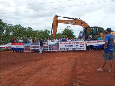 Abren zanja en acceso principal a Puerto Indio para exigir asfaltado