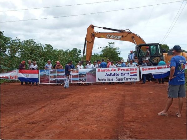 Abren zanja en acceso principal a Puerto Indio para exigir asfaltado