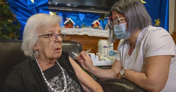 La Nación / COVID-19: Canadá comenzó a vacunar en Ontario y Quebec