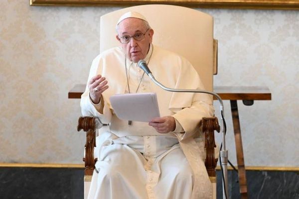 Papa Francisco recibe carnet de socio número 1 de club argentino Boca Juniors