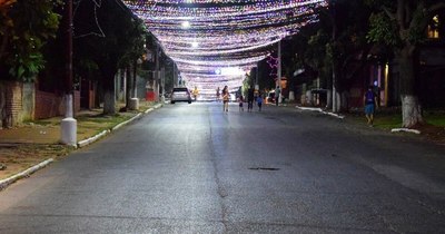La Nación / Villa Elisa inauguró el “Túnel Navideño” con 10.000 metros de luces led