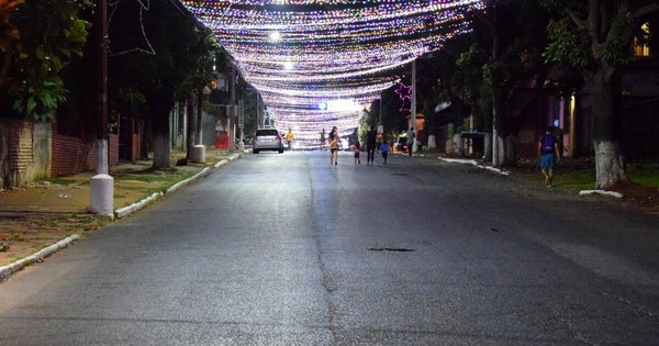 La Nación / Villa Elisa inauguró el “Túnel Navideño” con 10.000 metros de luces led