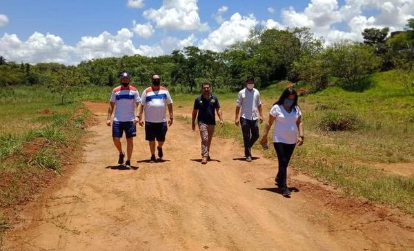 Verifican predio donde pretenden instalar pista de atletismo en Presidente Franco - ABC en el Este - ABC Color