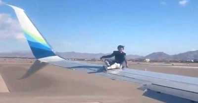 Un hombre es detenido después de subirse al ala de un avión que estaba por despegar - C9N