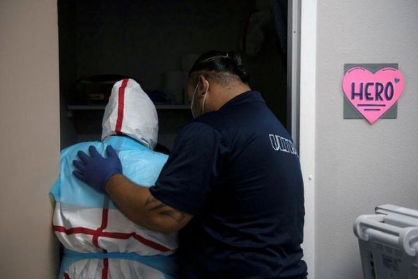 Las muertes por coronavirus en EEUU superan las 300.000 el día que comienza la vacunación