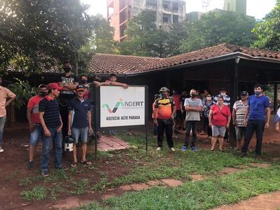 Campesinos toman oficina regional del Indert  - ABC en el Este - ABC Color