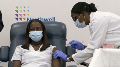 Una enfermera de cuidados intensivos de Nueva York es la primera persona en recibir la vacuna de Pfizer contra el covid-19 en EE.UU.