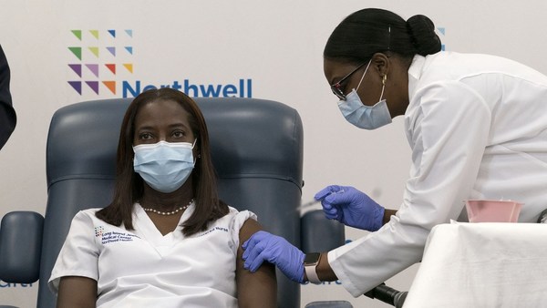 Una enfermera de cuidados intensivos de Nueva York es la primera persona en recibir la vacuna de Pfizer contra el covid-19 en EE.UU.
