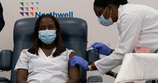 La Nación / EEUU inició vacunación contra el coronavirus en un momento crítico