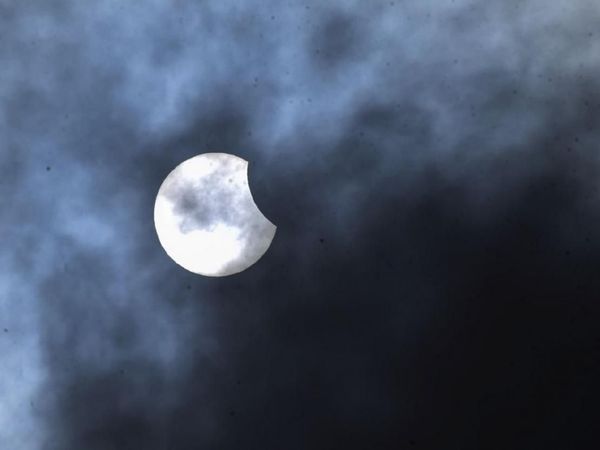 Eclipse de Sol maravilla y moviliza al turismo en Chile y Argentina