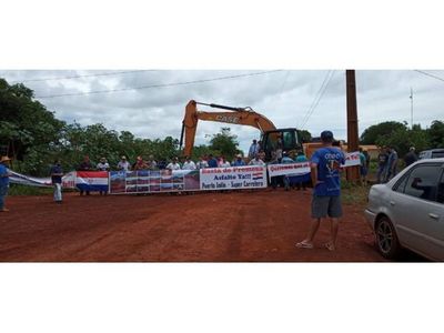 Pobladores de Puerto Indio abren zanja exigiendo asfaltado prometido