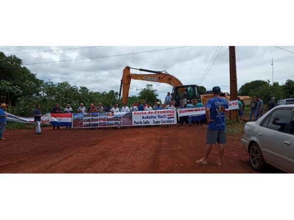 Pobladores de Puerto Indio abren zanja exigiendo asfaltado prometido