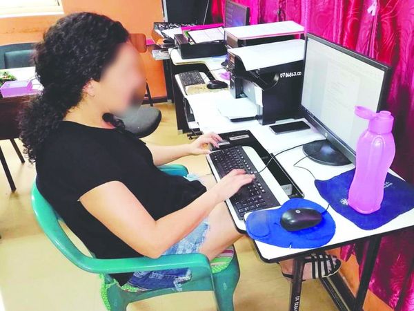 Escrachan a funcionaria que se fue a trabajar con short
