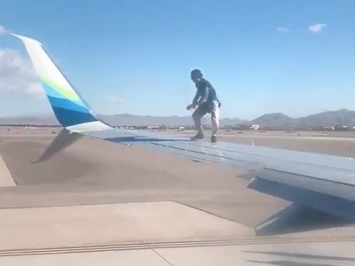 Un hombre se subió al ala de un avión cuando estaba a punto de despegar » Ñanduti