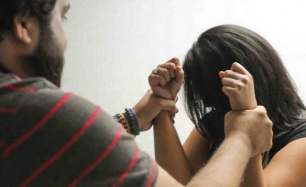Le pidieron llevar a una mujer a su casa y terminó abusando de ella