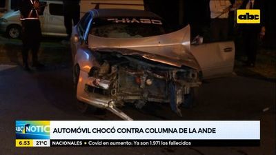 Automóvil chocó contra columna de la ANDE - ABC Noticias - ABC Color