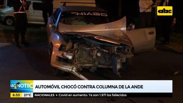 Automóvil chocó contra columna de la ANDE - ABC Noticias - ABC Color