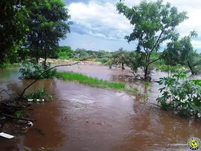 Varias familias bajo agua por desborde del arroyo Abay •
