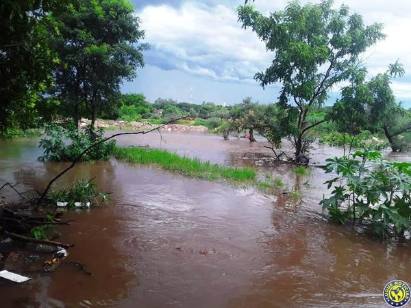 Varias familias bajo agua por desborde del arroyo Abay •
