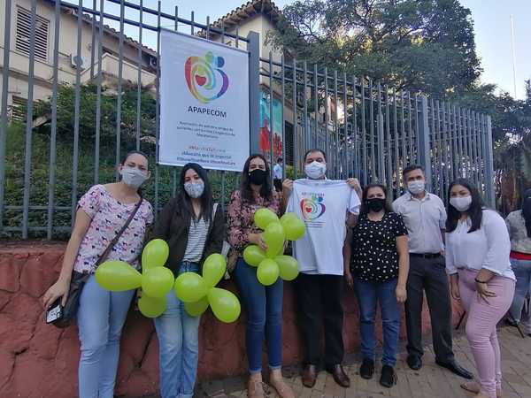 Padres de Pacientes con Errores Congénitos se manifiestan frente al Ministerio de Salud » Ñanduti