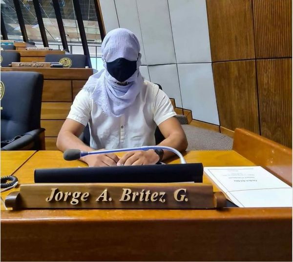 Diputado dice que Gobierno se burla del pueblo: ¿Así pio está bien, ministro Mondanelli?