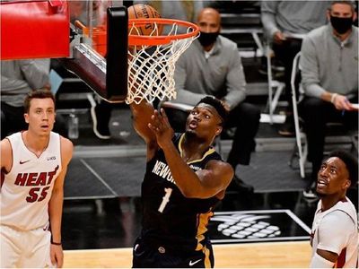 Zion Williamson arrolla a Heat