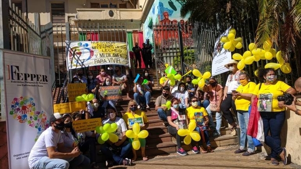 HOY / Pacientes de enfermedades raras exigen asistencia a Salud