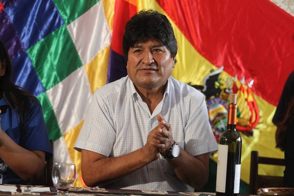 Lluvia de sillazos a Evo Morales: Crece el descontento contra el ex presidente » Ñanduti