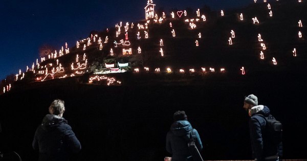 La Nación / El mágico pesebre iluminado de la costa italiana de “Cinque Terre”