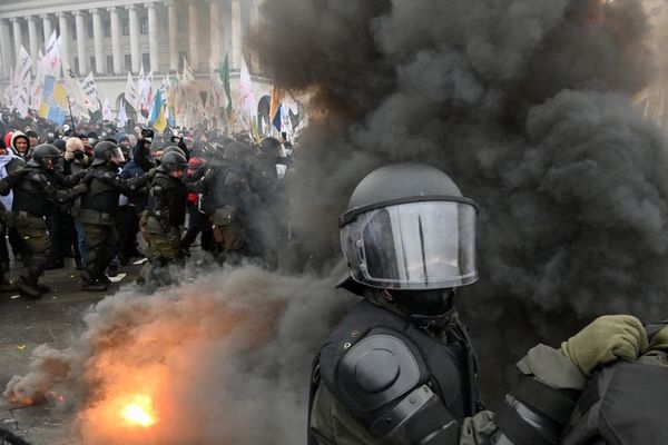 Enfrentamientos en Ucrania entre policía y manifestantes anticonfinamiento - Mundo - ABC Color
