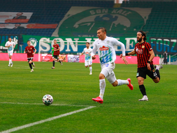 Braian Samudio anota un gol para el Rizespor