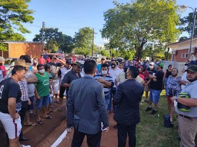 Ediles suspendidos toman por asalto la municipalidad y destituyen a intendente de Jesús - Nacionales - ABC Color
