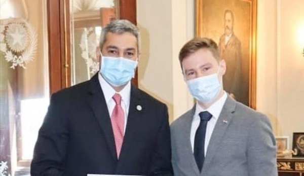 El Presidente Mario Abdo Benítez recibió al piloto Joshua Duerksen