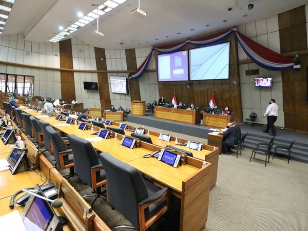 Inicia interpelación a ministra Teresa Martínez